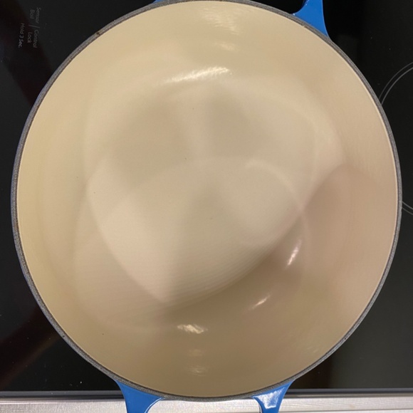 Le Creuset Signature Round Wide Oven Pot - Picture 3 of 8